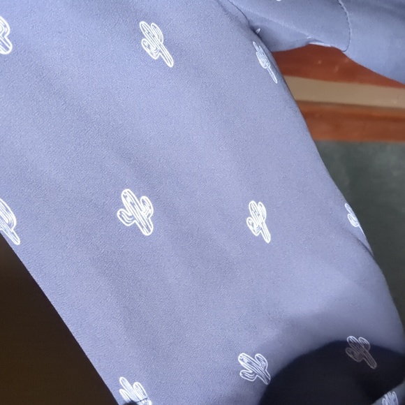 TORRID* Harper 3/4 sleeve Georgette cactus print gray 2pkt button front blouse - Picture 3 of 11